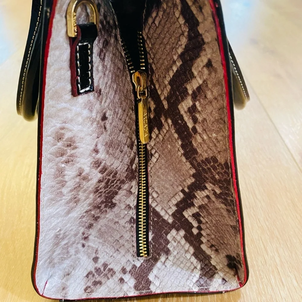 Arcadia stylish black